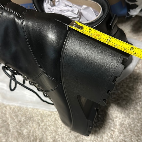 ***BRAND NEW NEVER WORN*** boots - Picture 5 of 5